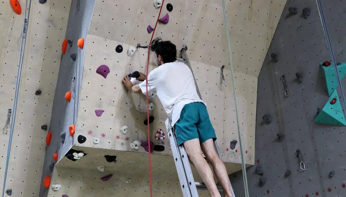 Samuel schraubt eine Route | © Isabel Arenas