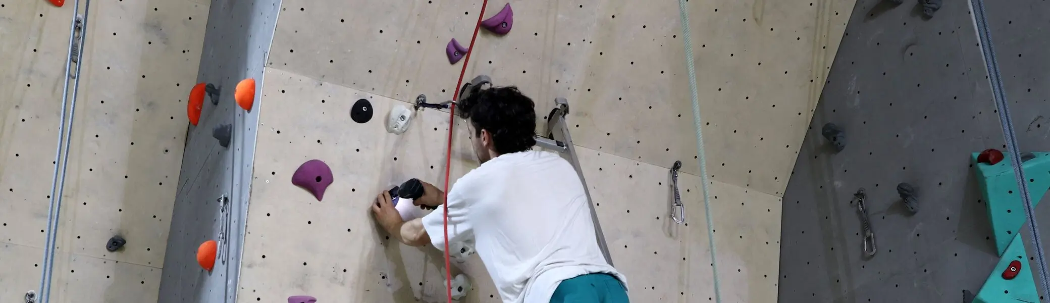 Samuel schraubt eine Route | © Isabel Arenas