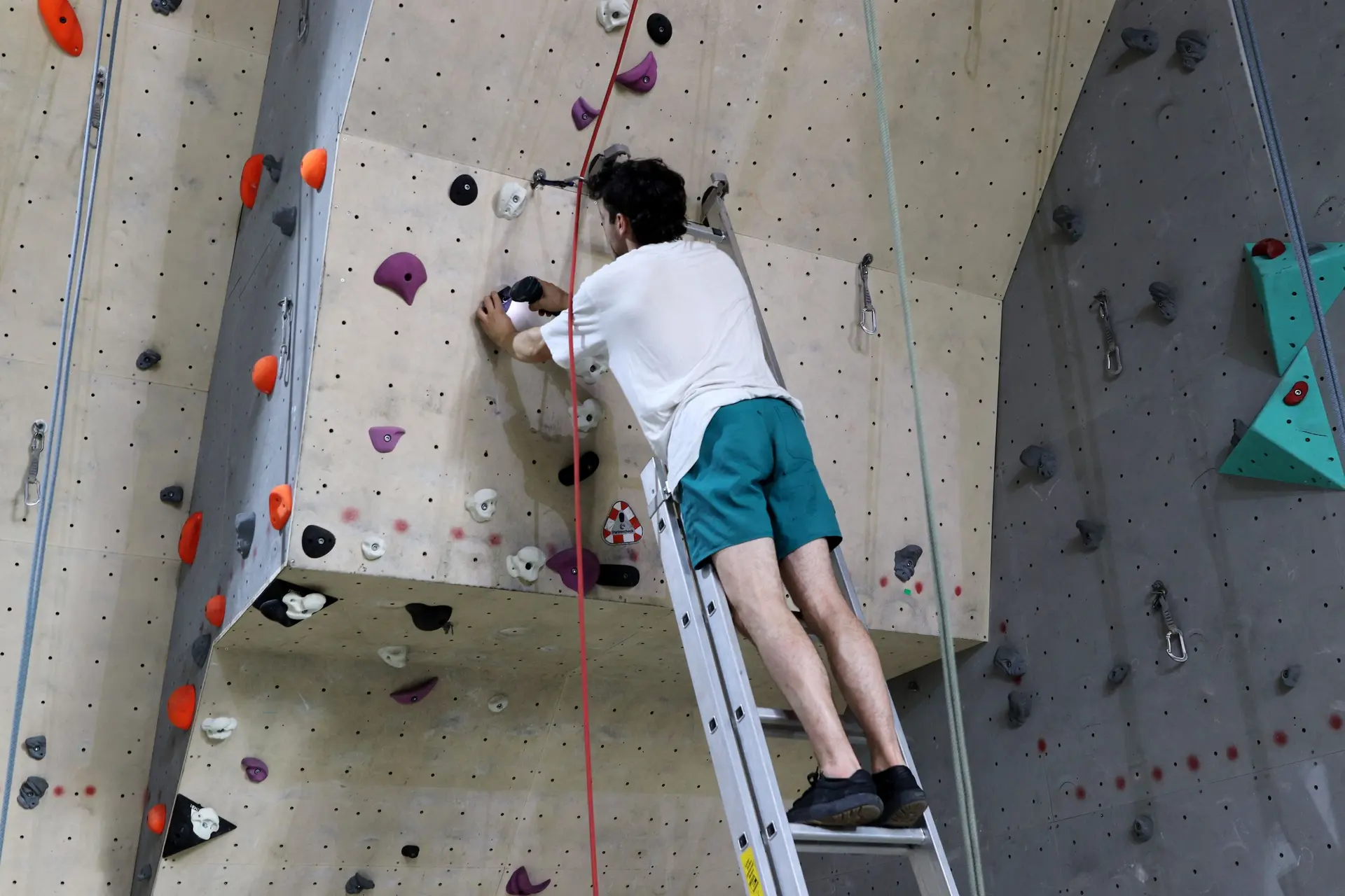 Samuel schraubt eine Route | © Isabel Arenas