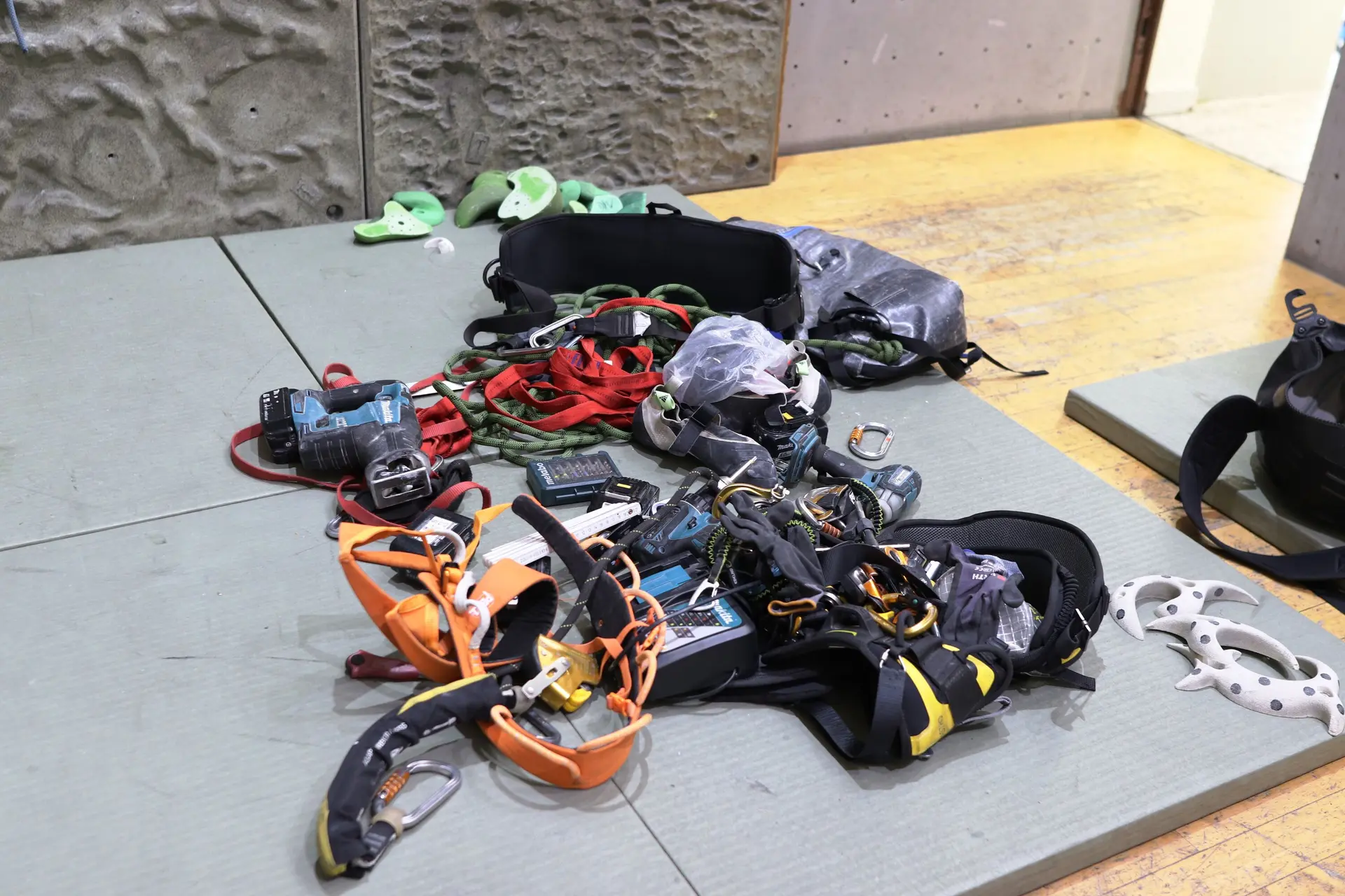 Materiallager beim Routenbau | © Isabel Arenas