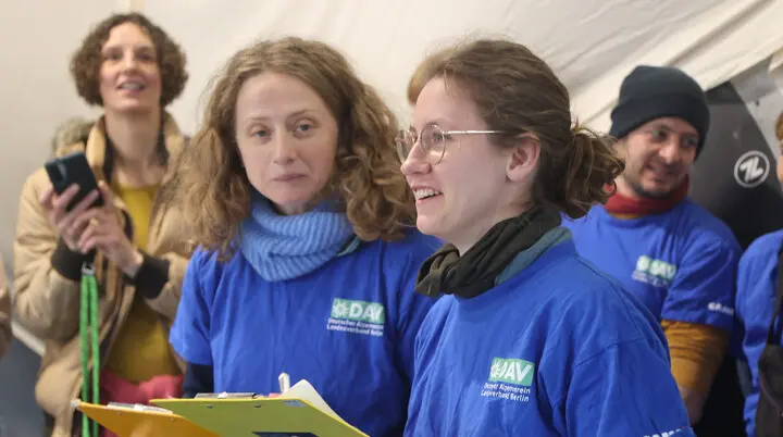 Schiedsrichten bei der Landesmeisterschaft Bouldern | © DAV LV Berlin