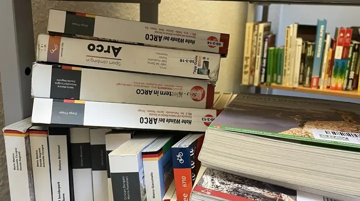 Bücherchaos in der Bibliothek | © Hannah Paranaitis