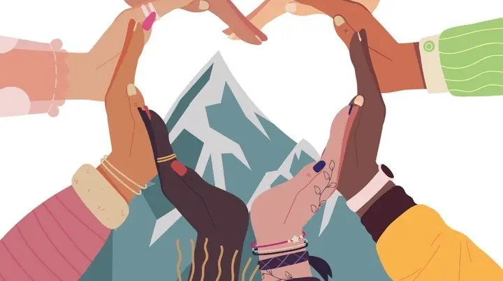 unterschiedliche Hände die ein Herz um einen Berg bilden. | © Jenny Breidenstein /Canva 
