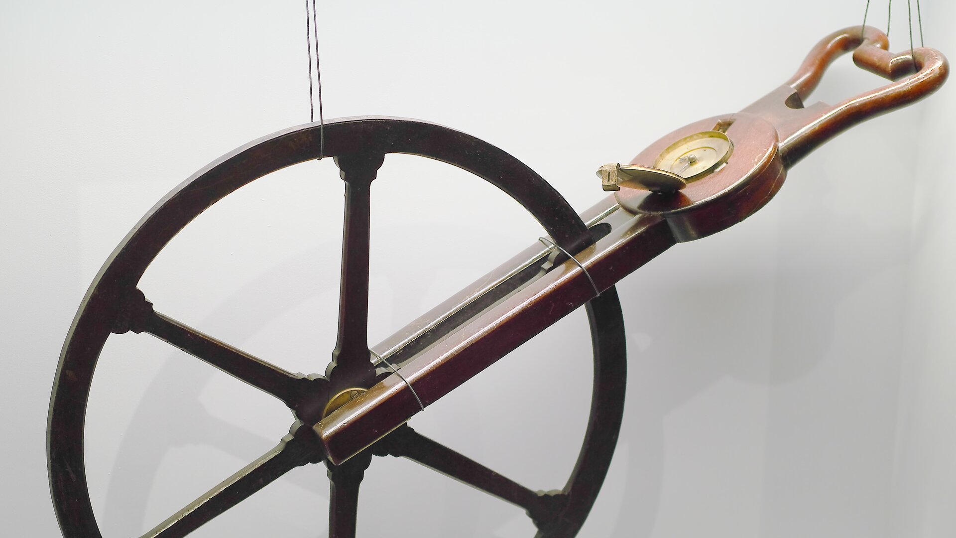 Hodometer aus Holz für den Einhandbetrieb aus London um 1760 | © Bautsch, CC0, Wikimedia Commons Hodometer aus Holz für den Einhandbetrieb aus London um 1760 | © Bautsch, CC0, Wikimedia Commons