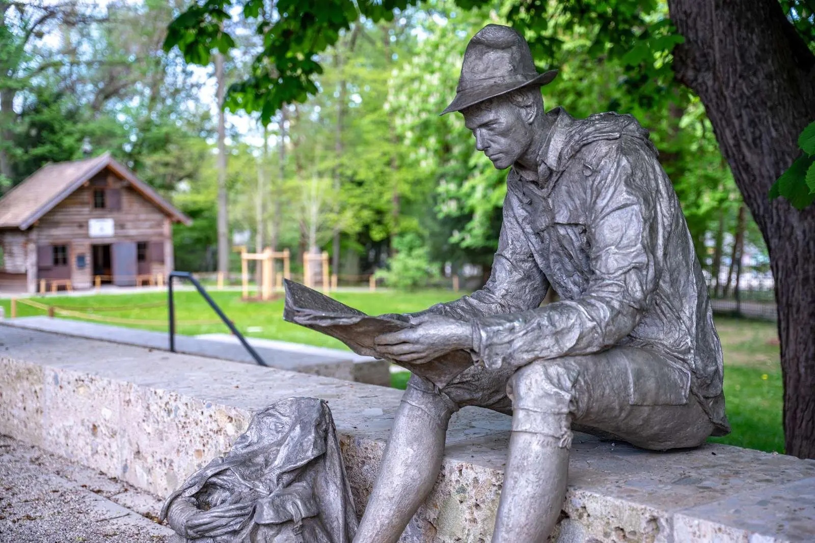 Skulptur eines Bergsteigers am Alpinen Museum | © DAV / Julian Rohn