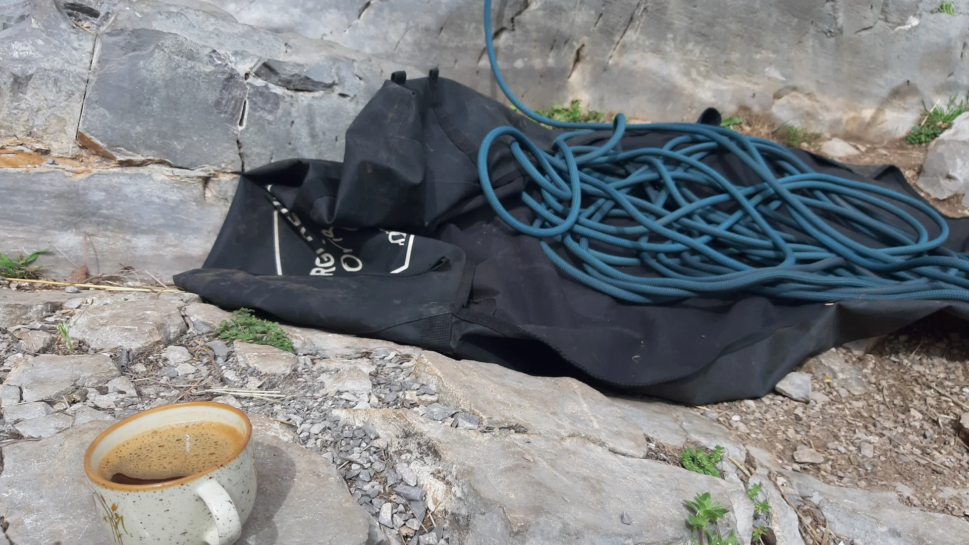 Bild am Fels mit Kaffee und Seil | © Johann Lieb