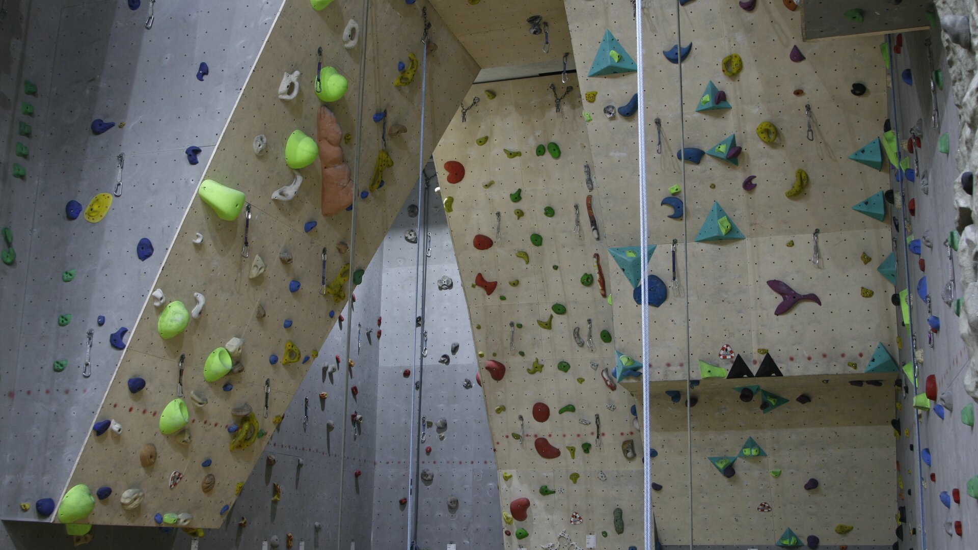 Kletterhalle Hüttenweg, AlpinClub Berlin (DAV) | © Tom Pfeifer, AlpinClub Berlin Kletterhalle Hüttenweg, AlpinClub Berlin (DAV) | © Tom Pfeifer, AlpinClub Berlin