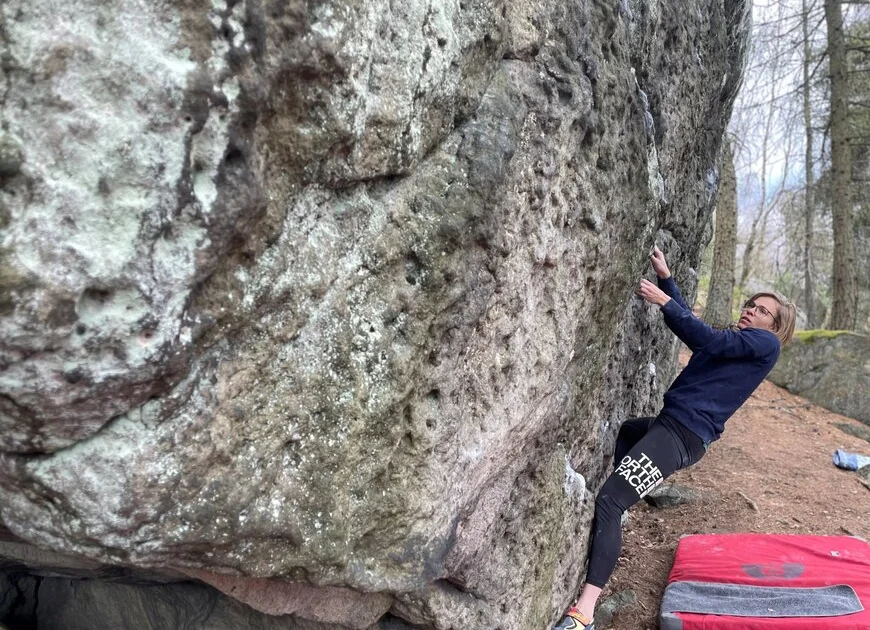 Josefin Pöhlmann beim Bouldern am Naturfels | © Josefin Pöhlmann
