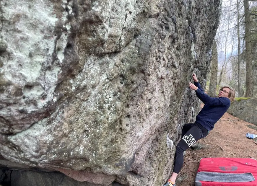 Josefin Pöhlmann beim Bouldern am Naturfels | © Josefin Pöhlmann