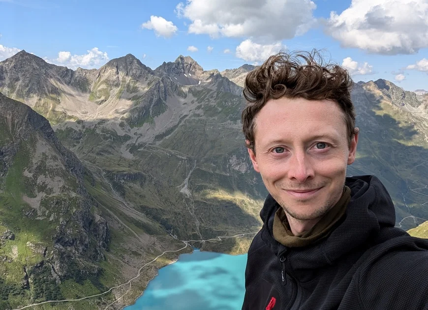 Jörn Itzeck | © Jörn Itzeck Jörn Itzeck genießt die Aussicht auf den Gletschersee | © Jörn Itzeck