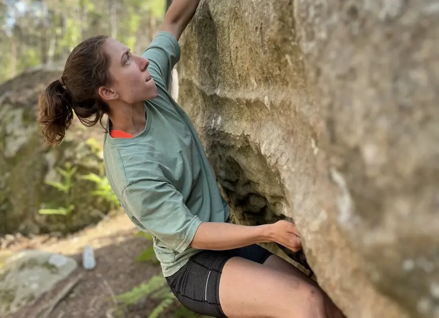 Britta Leben beim Bouldern am Fels | © Britta Leben