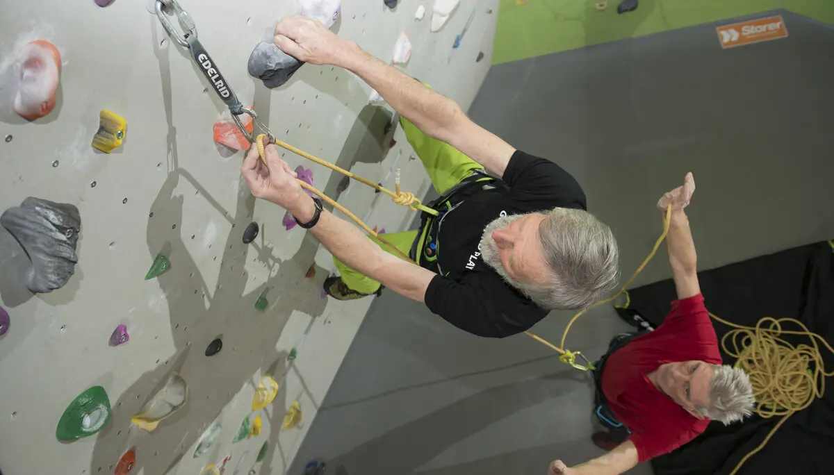 Ein Mann spottet seinen Kletterpartner, der im Vorstieg klettert. | © DAV/Thilo Brunner