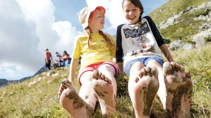 Mit Kindern in den Brgen: Zwei Mädchen mit nackten Füßen auf einer Wiese | © DAV/Hans Herbig